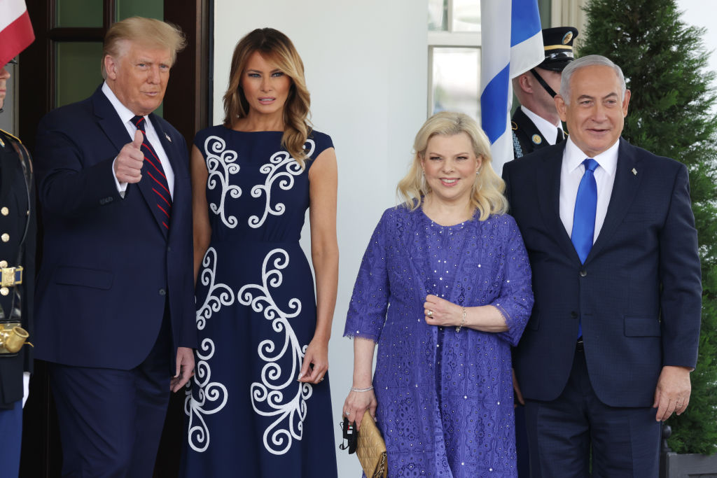 WASHINGTON, DC - SEPTEMBER 15:  U.S. President Donald Trump (L) and First Lady Melania Trump welcome Prime Minister of Israel Benjamin Netanyahu (R) and his wife Sara Netanyahu to the White House before participating in the signing ceremony of the Abraham Accords on the South Lawn of the White House September 15, 2020 in Washington, DC. Witnessed by President Trump, Prime Minister Netanyahu will sign a peace deal with the UAE and a declaration of intent to make peace with Bahrain. (Photo by Alex Wong/Getty Images)